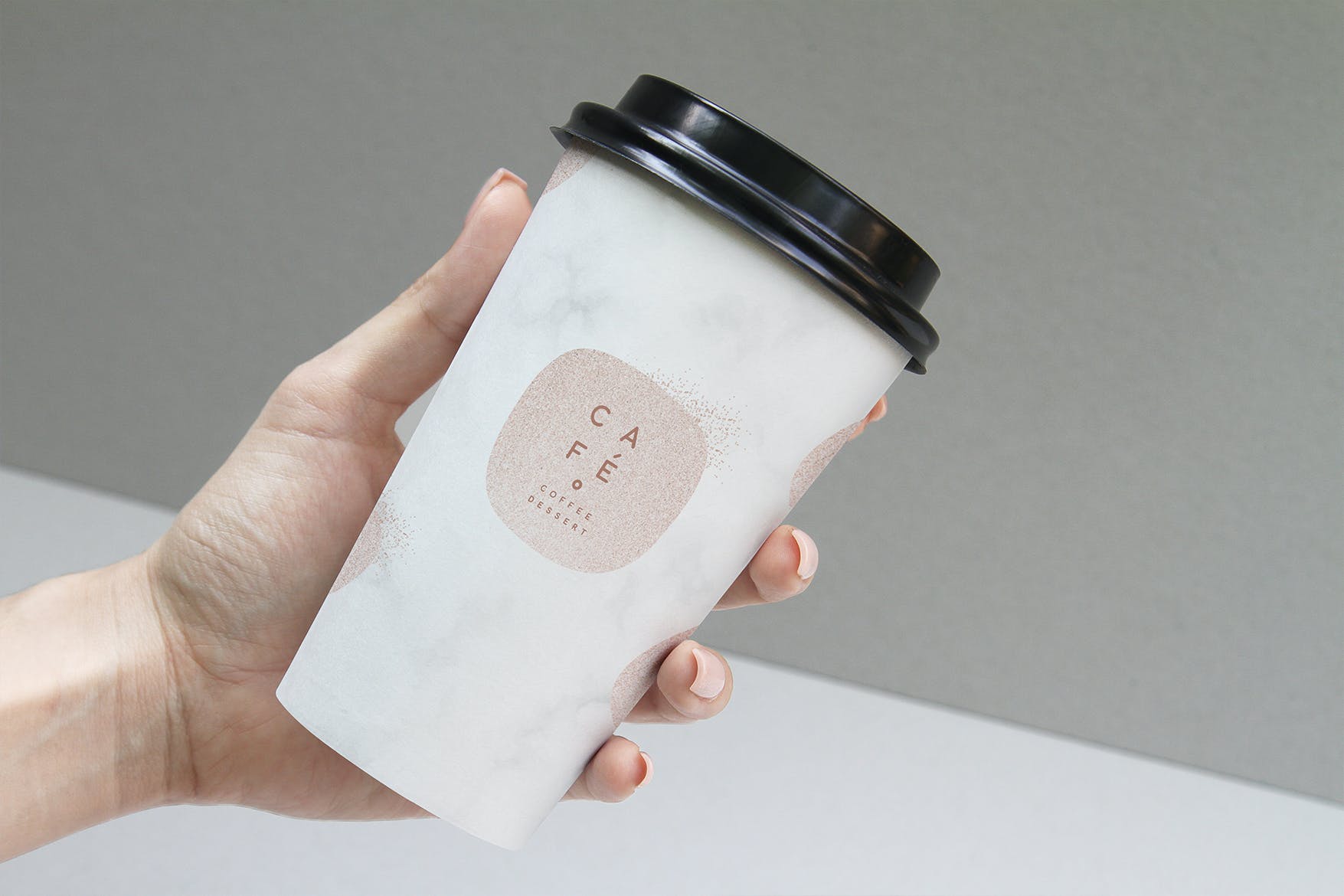 手持纸杯设计品牌样机模板 Coffee Branding Cup Mockup设计素材模板
