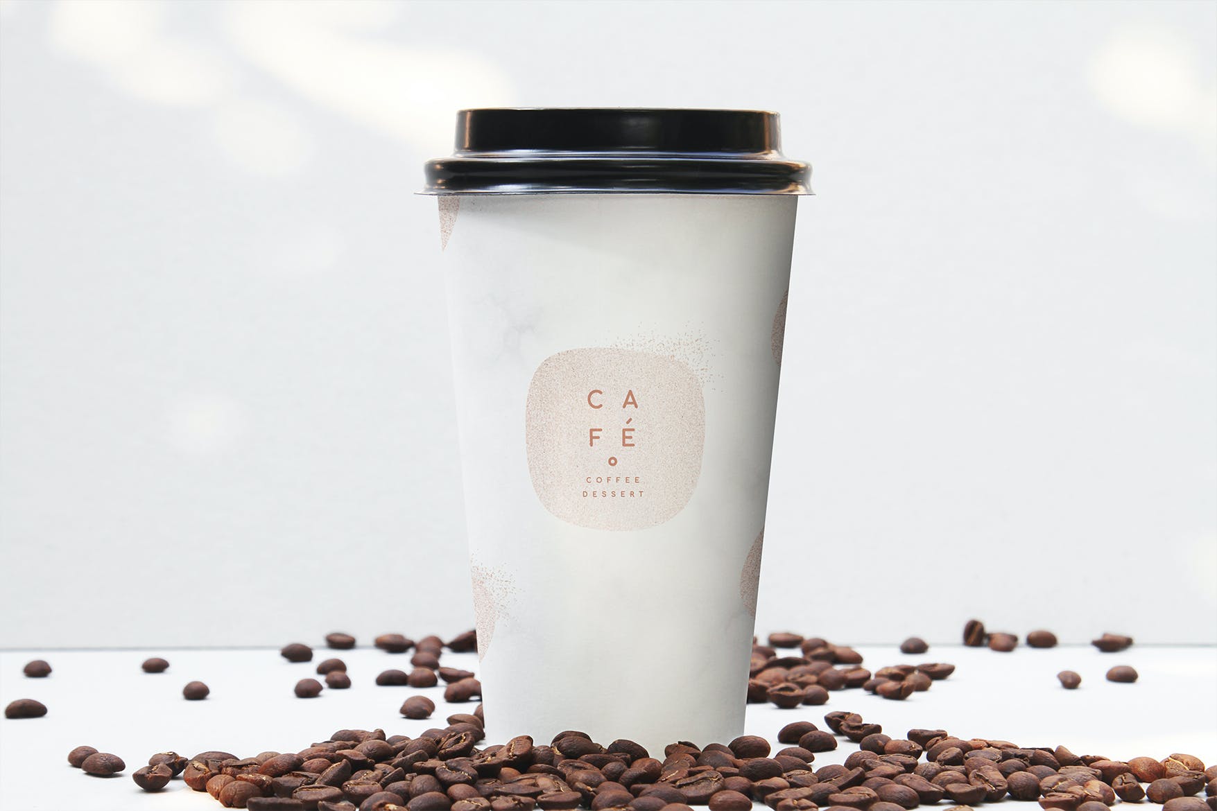 手持纸杯设计品牌样机模板 Coffee Branding Cup Mockup设计素材模板