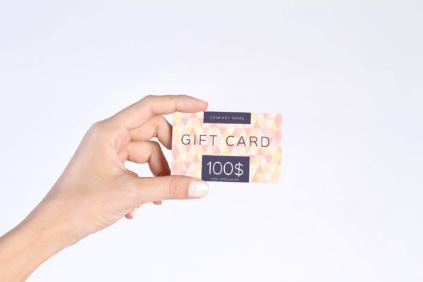 购物礼品卡手持设计样机模板 Gift Card Mockup