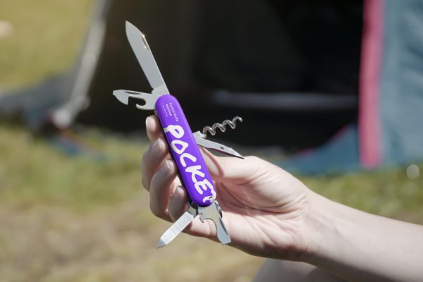 多功能刀样机模板 Pocket Knife Mockup Camping Scenes
